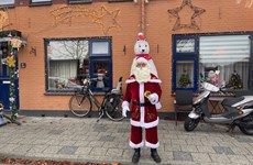 Afbeelding 2 van De Almelose kerstman op het Vinkenplein