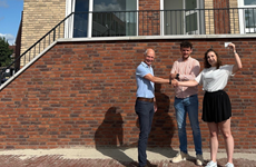 Afbeelding 1 van Nieuwe bewoners Parallelweg ontvangen de sleutel!