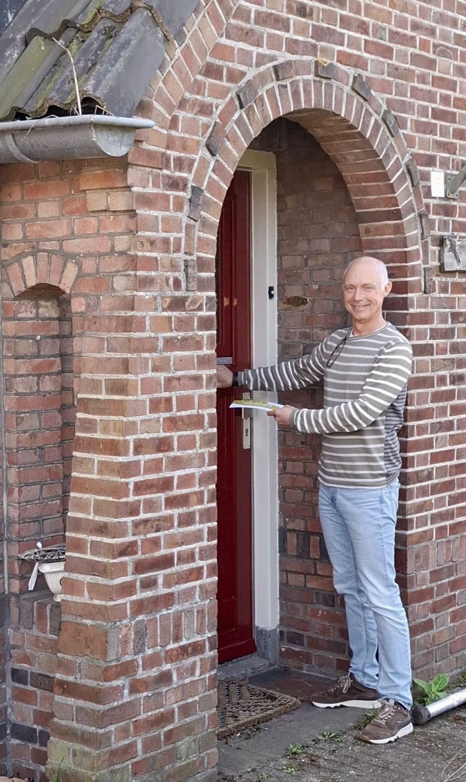 Wooncoach Patrick doet de eerste flyers door de brievenbus